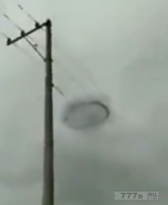 Вызывающая мурашки «летающая тарелка», попала на камеру, и вызвала разговоры об НЛО.