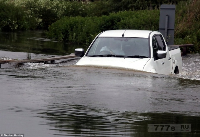 Машины застряли, пытаясь проехать через затопленную дорогу в Эссексе.