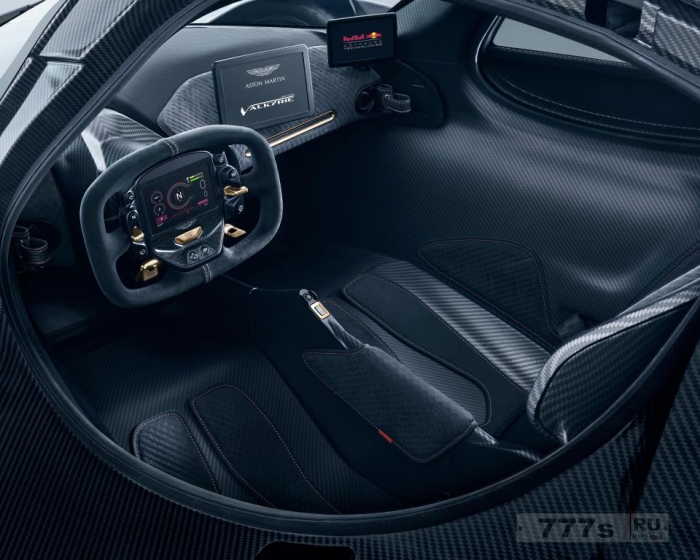 Гиперкар Aston Martin Valkyrie стоимостью 3 миллиона фунтов стерлингов был показан перед запуском 2019 года.
