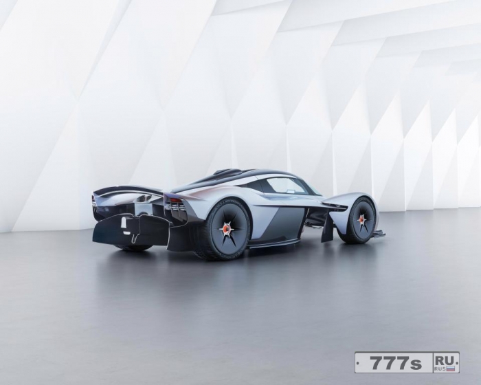 Гиперкар Aston Martin Valkyrie стоимостью 3 миллиона фунтов стерлингов был показан перед запуском 2019 года.