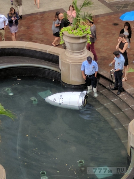 Робот охранник «совершает самоубийство», утопая в фонтане.
