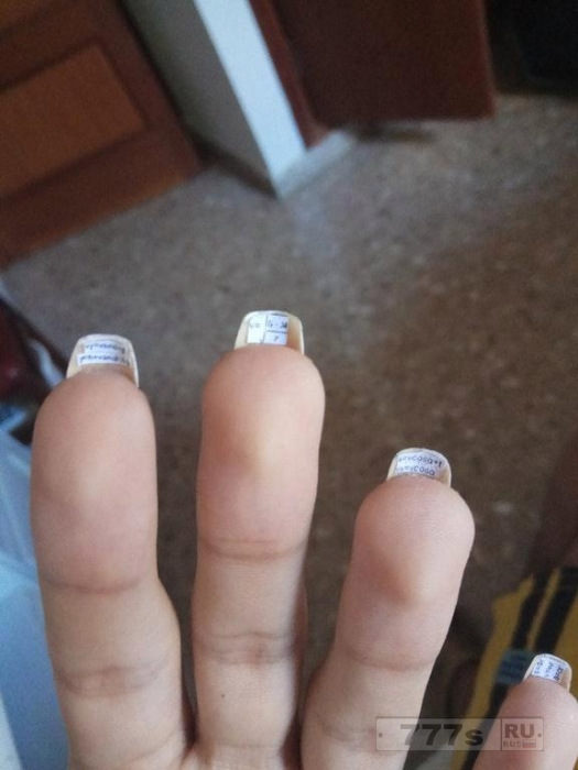 Гениальная студентка написала шпаргалку на экзамен, под своими ногтями.