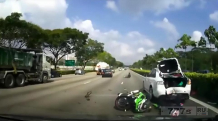 Шокирующий момент, мотоциклиста при столкновении выбрасывает на 20 метров вперед. Но и мотоциклист и его пассажир остались живы.