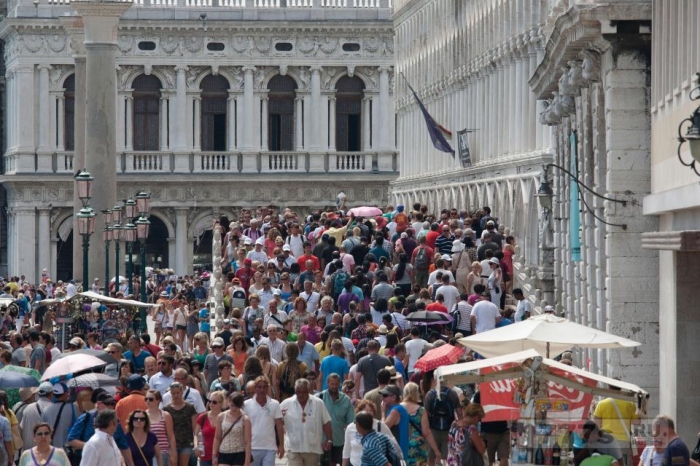 Теперь Венеция запрещает длинный список туристических мероприятий, таких как пикники ... штрафами до € 500.