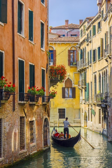 Теперь Венеция запрещает длинный список туристических мероприятий, таких как пикники ... штрафами до € 500.