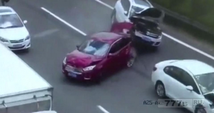 Пара, держащая ребенка, едва избегает быть убитой, когда они уворачиваются от машины, врезающуюся их разбитую машину.