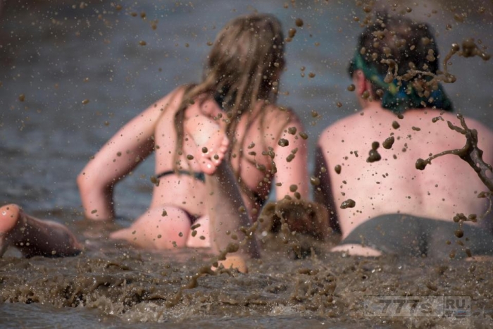 Голые девушки валяются в грязи на музыкальном фестивале Вудсток в Польше.