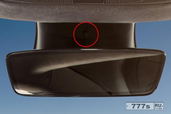 В Tesla Model 3 есть камера, скрытая в зеркале заднего вида, которая может следить за водителем.