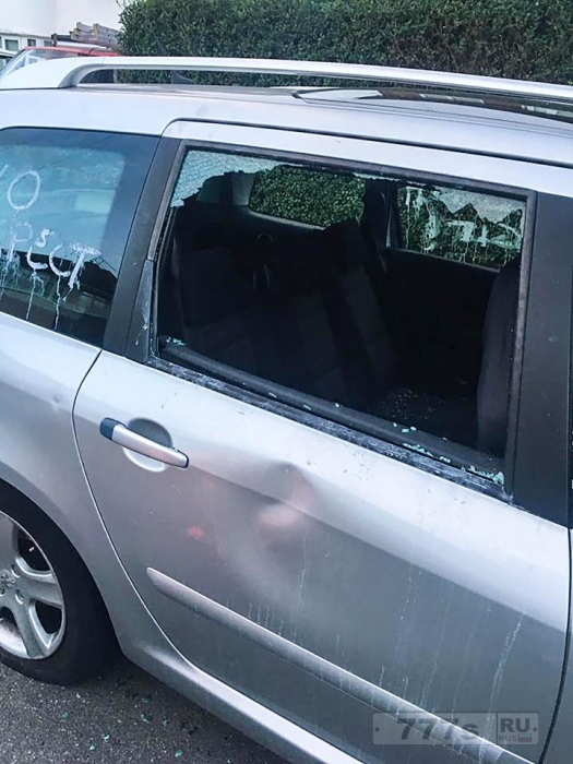 Местное население разбивало машины и писало на них, так как их припарковали на улице возле аэропорта, чтобы не платить за парковку.