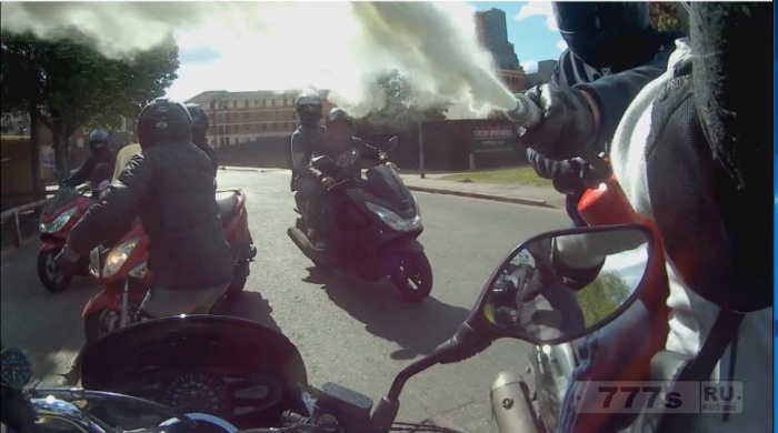 Воры на мопедах рекламируют себя шокирующими видеороликами, показывая, как они лихо угоняют мотоциклы, используя угловые болгарки на улицах Лондона.