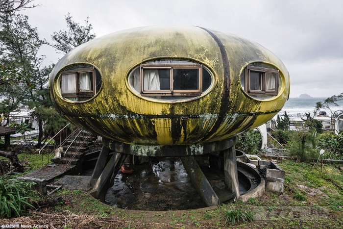 Тайваньская «Деревня НЛО»: сюрреалистическое сообщество, в котором люди жили в космических кораблях - до того, как в 1970-х годах оно было разрушено.
