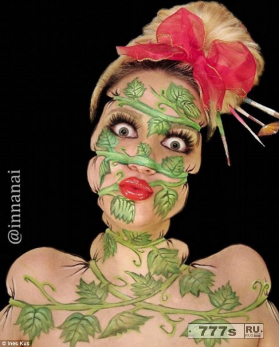Художник по макияжу завязывает свое лицо узлом не используя Photoshop.