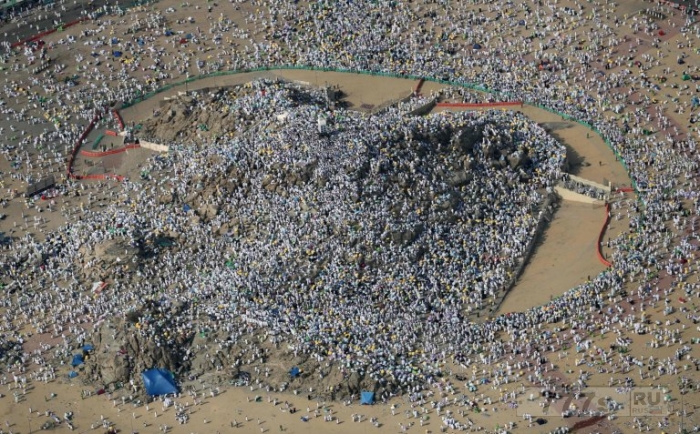 Невероятная сцена, когда 2 000 000 мусульман собираются на горе Арафат, чтобы искупить свои грехи.