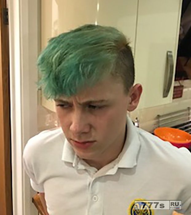 15-летний подросток оказался в изоляции в школе из-за своих синих волос.