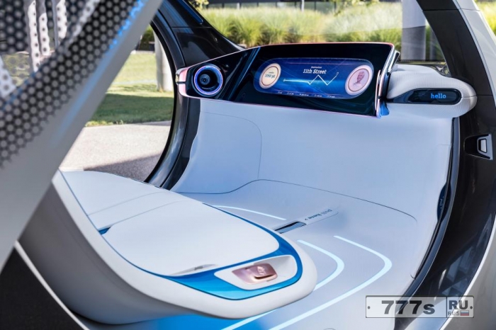 Концептуальный автомобиль Smart Vision EQ имеет 24-дюймовый экран вместо панели приборов и отображает сообщения для других водителей на своем бампере