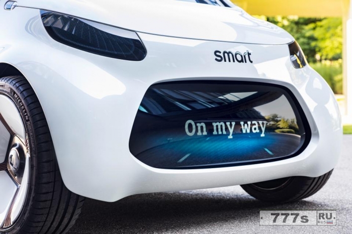 Концептуальный автомобиль Smart Vision EQ имеет 24-дюймовый экран вместо панели приборов и отображает сообщения для других водителей на своем бампере
