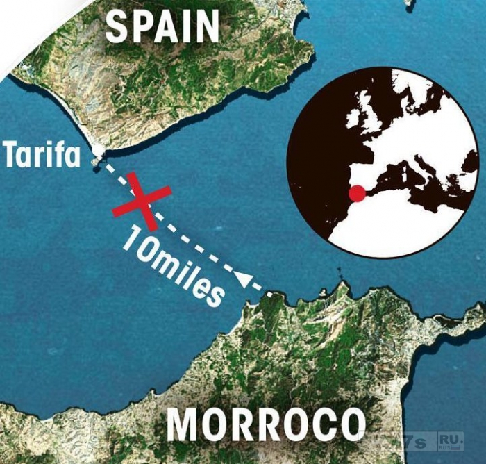 Два молодых мигранта пытаются пересечь пролив из Марокко в Испанию на доске для серфинга.