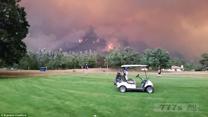 Невероятные фотографии показывают, как гольфисты спокойно продолжают играть на фоне Орегонских лесных пожаров.