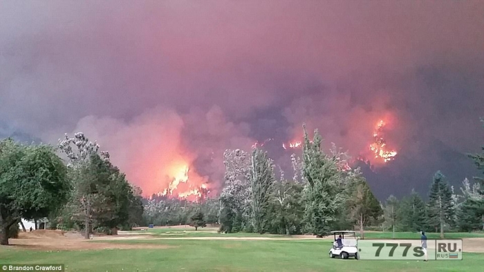 Невероятные фотографии показывают, как гольфисты спокойно продолжают играть на фоне Орегонских лесных пожаров.
