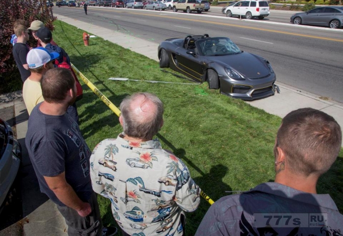 На автосалоне в Айдахо Порш врезался в толпу и травмировал 11 человек.