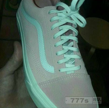 Являются ли эти кроссовки серыми и цвета воды или розово-белыми?