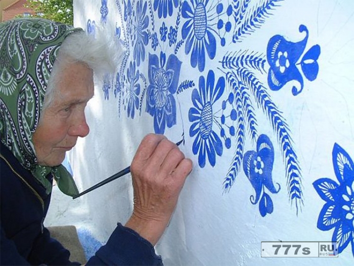 90-летняя старушка проводит свои дни, разрисовывая дома в своей деревне красивыми узорами.