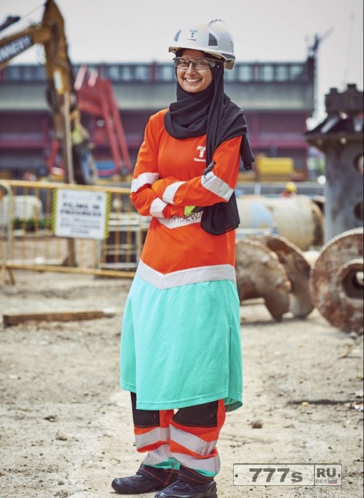 Женщина, работает над «суперсварочным» дизайном, отражающим хиджабом.