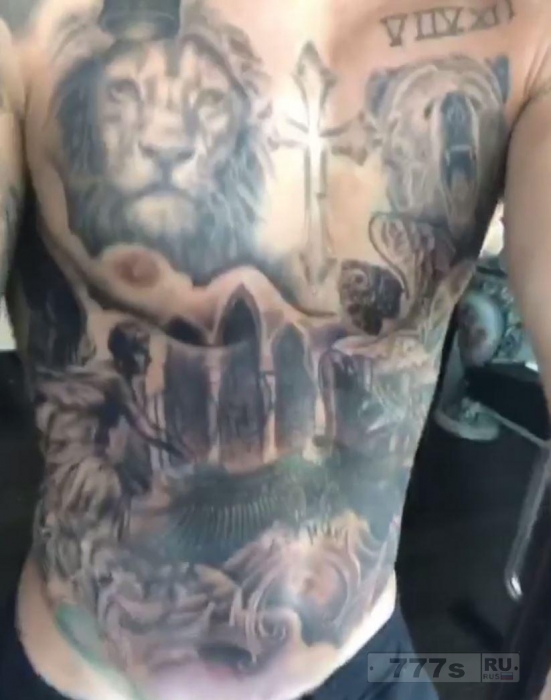 Джастин Бибер шокирует фанатов, показывая новую татуировку, покрывающую весь его торс.
