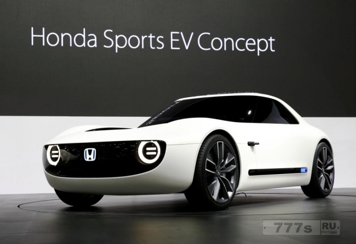 Концепция Honda Sports EV показанная на Токийском автосалоне в качестве электрического двухдверного спортивного автомобиля.