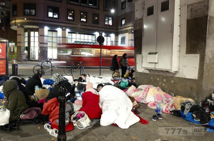 Десятки девочек-подростков спали под грязной городской эстакадой в течение трех дней, чтобы приблизиться к звезде Harry Styles