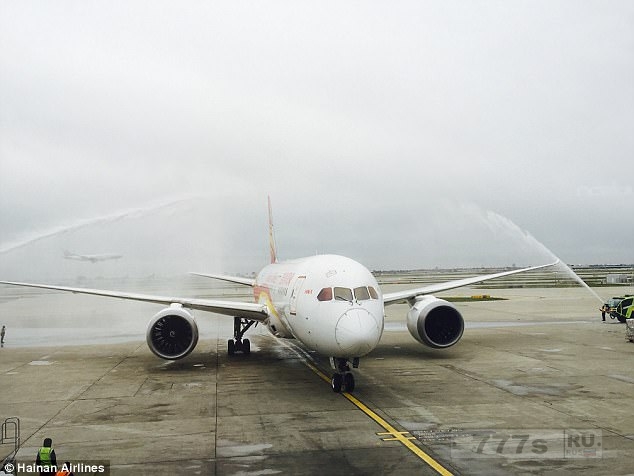 Босс китайской авиакомпании полетел сам капитаном Boeing 787 Dreamliner на отходах масла для жарки через Тихоокеанский регион, на борту которого находилось 201 человек.