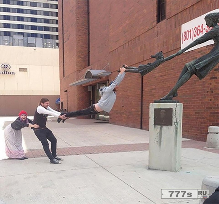 Смешные фотографии показывают надоедливых туристов, веселящихся со статуями.