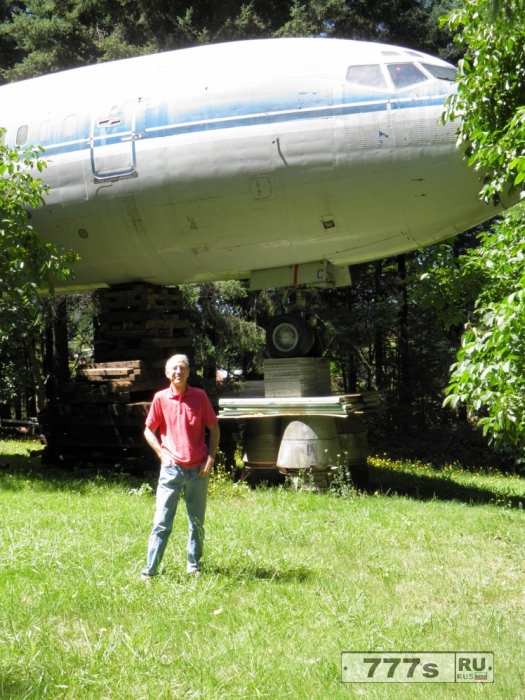 Мужчина превратил самолет Боинг 727 в лесной дом