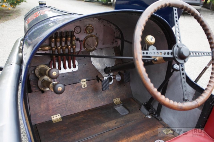 100-летний гоночный автомобиль марки Пежо только что был продан за рекордные &#163; 5.5 миллионов.