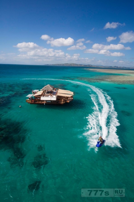Плавучий бар и пиццерия расположены недалеко от побережья Фиджи.