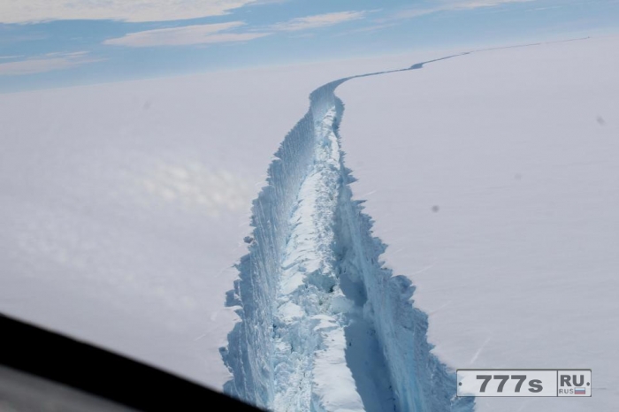 Удивительные фотографии показывают айсберг, размером с Уэльс плавает в море после того, как он оторвался от Антарктиды.