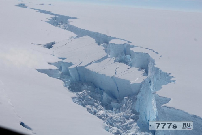 Удивительные фотографии показывают айсберг, размером с Уэльс плавает в море после того, как он оторвался от Антарктиды.