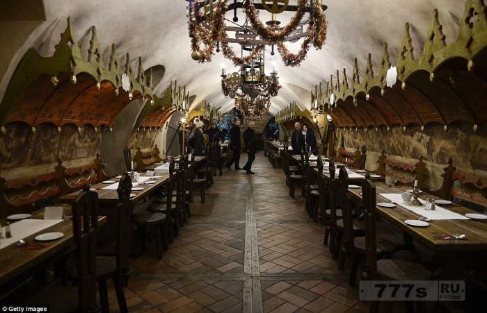 Cтарейший ресторан в Европе по-прежнему находится в подвале польской ратуши через 700 лет после открытия.