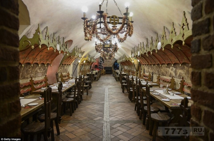 Cтарейший ресторан в Европе по-прежнему находится в подвале польской ратуши через 700 лет после открытия.