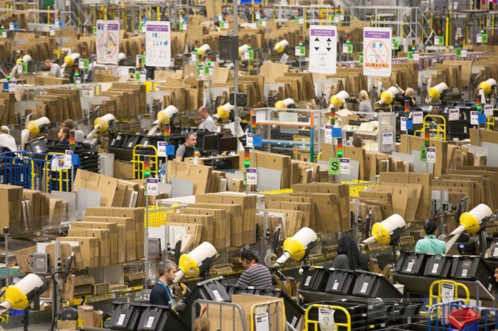 Внутри склада Amazon сотрудники готовятся отправлять 85 посылок каждые 2 секунды в самую большую Черную пятницу