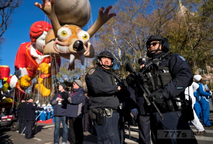 Нью-Йоркский парад на «День благодарения» стартовал с самой надежной защитой за свою 91-летнюю историю