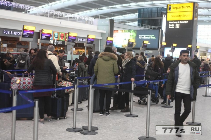 Аэропорты шпионили за пассажирами через их мобильные телефоны - чтобы попытаться сократить очереди