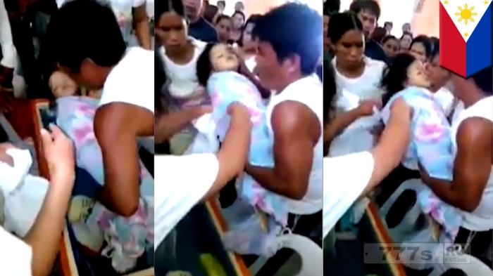 Новорожденный ребенок просыпается на собственных похоронах после того, как его врачи объявили мертвым