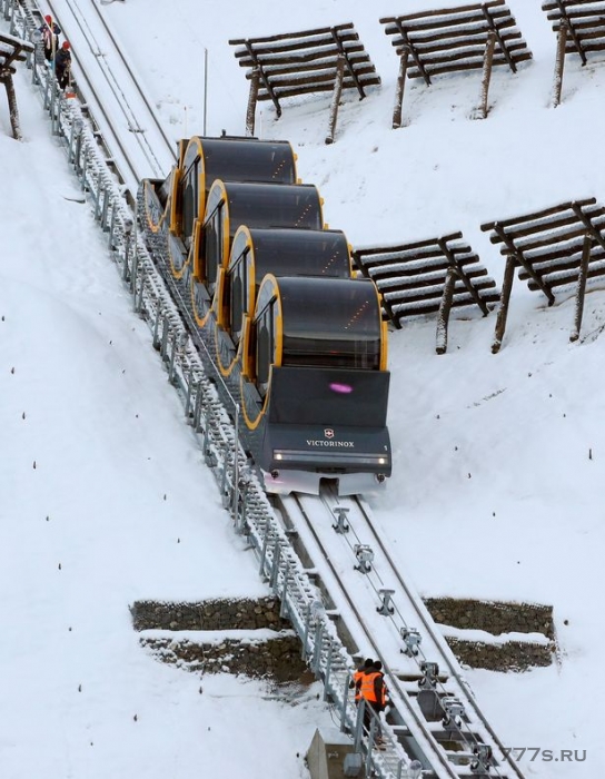 Крутейшая в мире железная дорога открылась в Швейцарии, взлетая на 750 метров за 4 минуты