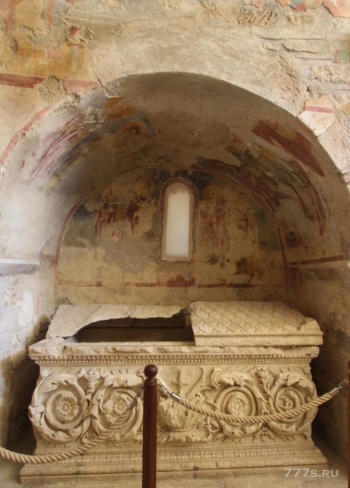 Внутри древней церкви, где могли быть погребены останки святого Николая под каменной плитой