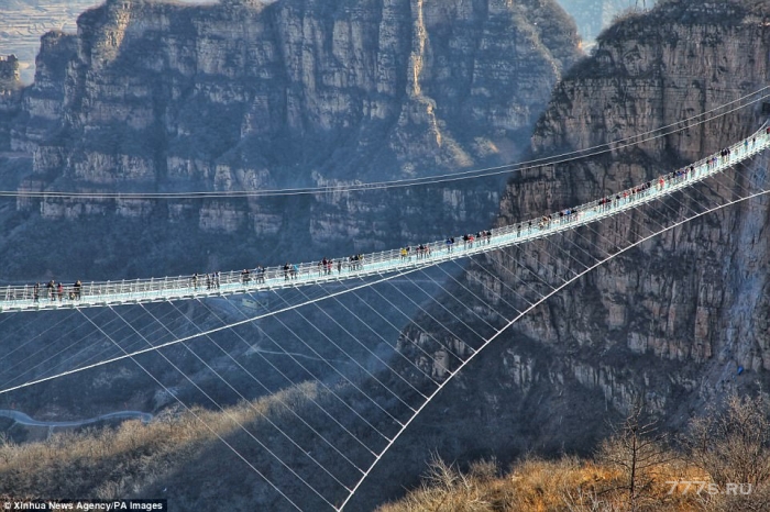 Самый длинный стеклянный мост в мире открывается в Китае на высоте 227 метров