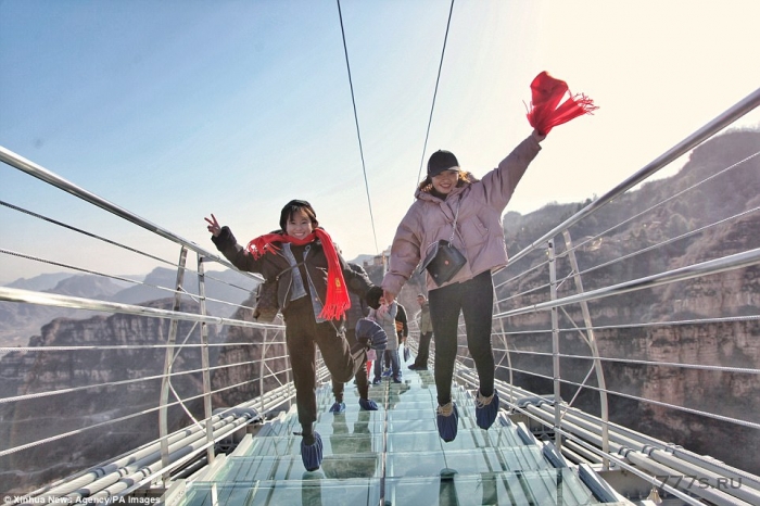 Самый длинный стеклянный мост в мире открывается в Китае на высоте 227 метров