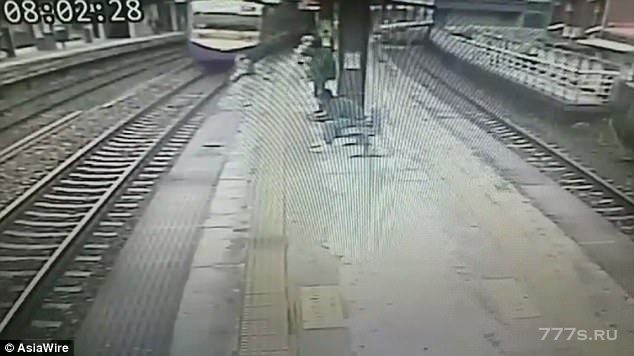Пенсионер падает с платформы перед поездом на оживленной станции, но чудом выживает