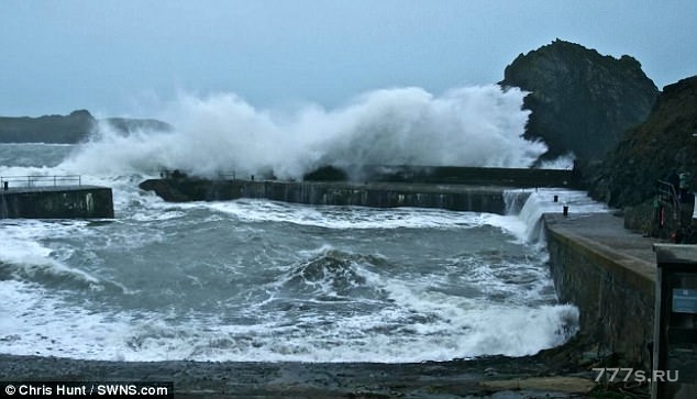 Драматичный момент мужчину и его собаку вытаскивают из моря после того, как их накрыла огромная волна во время шторма Элеонора