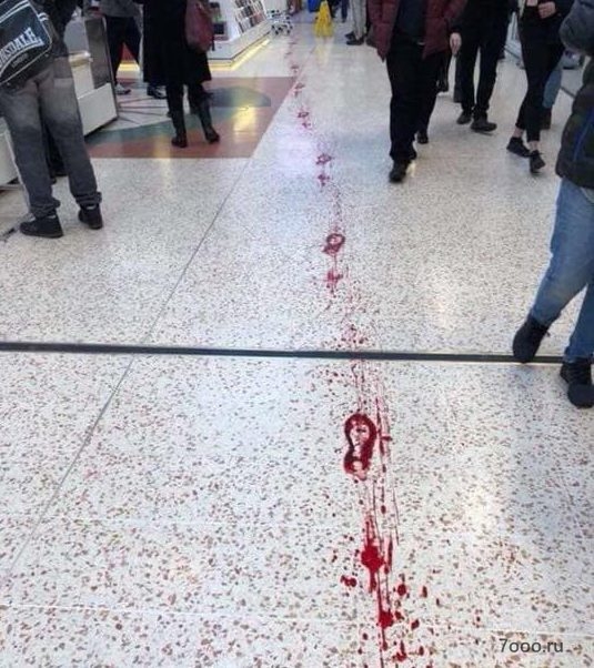 След крови остался на полу после двойного удара ножом в торговом центре